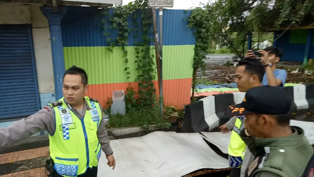 Angin Kencang di Sukabumi, Papan Reklame Terbang Timpa Pengendara Sepeda Motor