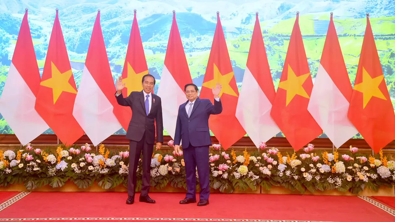Presiden Joko Widodo atau Jokowi saat bertemu Perdana Menteri (PM) Vietnam Pham Minh Chinh di Government Office, Hanoi, Vietnam, Jumat (12/1/2024).