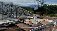 Puing reruntuhan hunian sementara (Huntara) warga terdampak banjir bandang dan longsor yang hancur akibat diterjang angin kencang. (Liputan6.com/Achmad Sudarno)