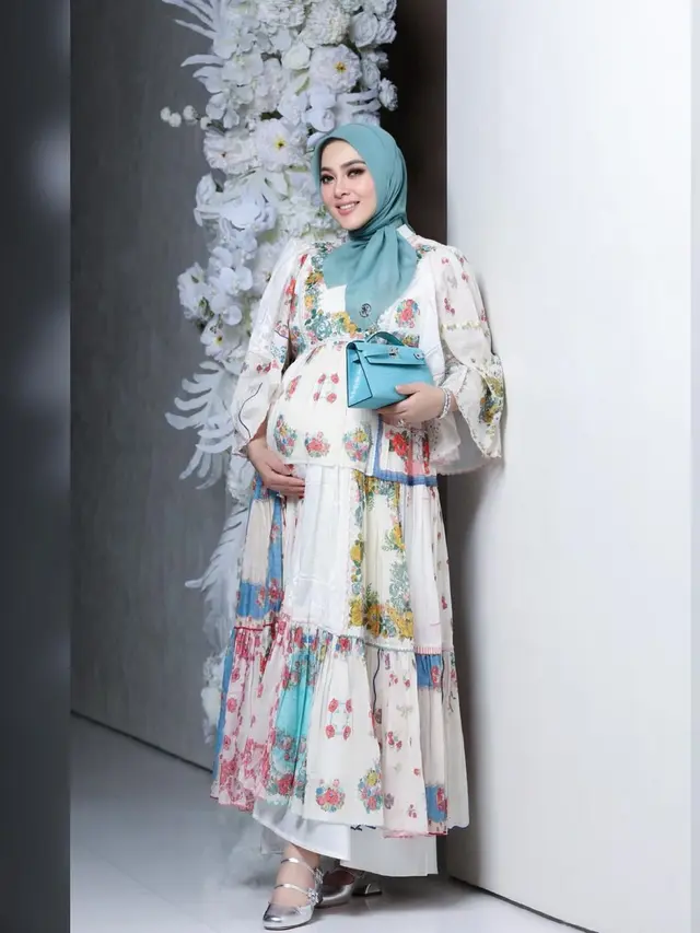 Gaya Bumil Terbaru Syahrini dengan Tenteng Tas Hermes Biru Muda, Spill Jenis Kelamin Anak Pertamanya?