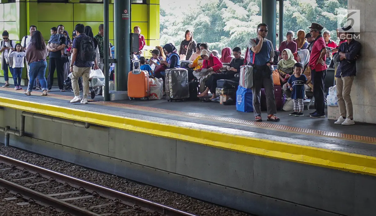 Penumpang menunggu kereta api di Stasiun Gambir, Jakarta, Minggu (26/5/2019). PT KAI bagian daerah operasional (Daop) 1 Jakarta akan menyediakan 957.282 tempat duduk (seat) kereta jarak jauh dan menengah sebagai upaya memenuhi kebutuhan angkutan lebaran 2019.  (Liputan6.com/Faizal Fanani)