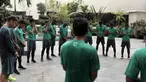 Doa sebagai ucapan syukur anggota Timnas Indonesia dalam sesi latihan pagi di kolam renang Hotel Sahid Rich, Yogyakarta, Minggu (9/10/2016). (Bola.com/Nicklas Hanoatubun)