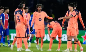 Pemain Barcelona, ​​Lamine Yamal (tengah), tampak lesu seusai pertandingan fase pembuka Liga Champions antara Paris Saint-Germain dan FC Barcelona di Paris, Rabu (21-10-2026) dini hari WIB. (Foto AP/Teresa Suarez)
