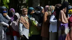 Antrean warga saat hendak membeli sembako murah di Banda Aceh, Aceh, Kamis (14/5/2020). Di tengah pandemi virus corona COVID-19, hadirnya penjualan sembako murah sangat membantu sebagian warga untuk memenuhi kebutuhan hidup. (CHAIDEER MAHYUDDIN/AFP)