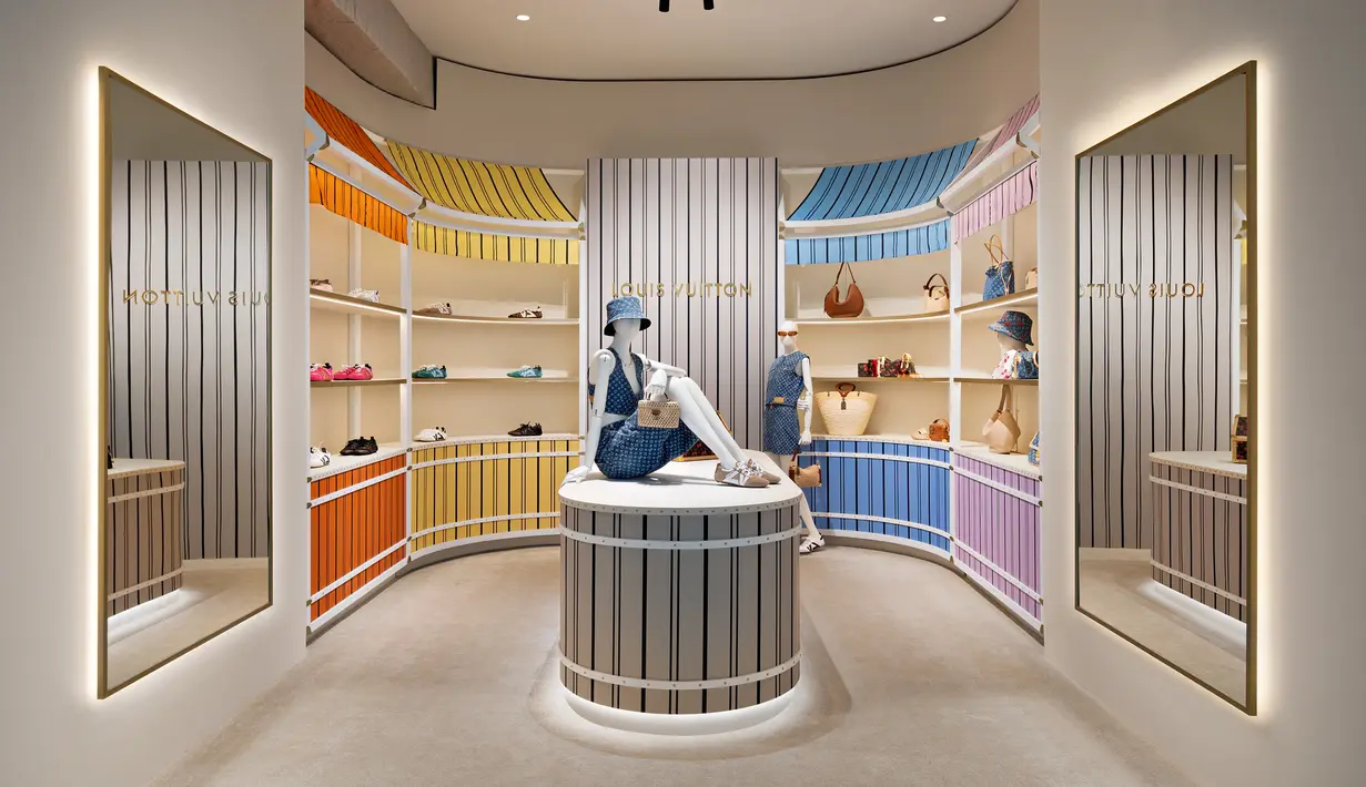 Salah satu yang paling memikat mata adalah LV Sneakerina dalam beragam warna yang berpadu apik dengan koleksi busana dan tas resort 2025. Sporty and chic! / Foto: Fimela.com.