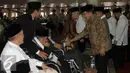 Wapres Jusuf Kalla bersalaman dengan para tokoh agama saat menghadiri acara Kesyukuran 90 Tahun Gontor di Masjid Istiqlal, Jakarta, (28/5). (Liputan6.com/Helmi Affandi)