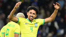 Marquinhos. Bek tengah Brasil berusia 28 tahun yang sejak awal musim 2013/2014 membela PSG usai meninggalkan AS Roma ini tercatat telah mengoleksi 71 caps bersama Timnas Brasil sejak melakukan debut pada 17 November 2013. Total 5 gol dan 4 assist telah dicetaknya bersama Timnas Brasil yang akan berlaga di putaran final Piala Dunia 2022 Qatar. (AFP/Damien Meyer)