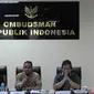 (Ki-ka) Wakil Ketua Ombudsman RI Lely Pelitasari Soebekty, Mendikbud Anies Baswedan dan anggota Ombudsman Alvin Lie di kantor Ombudsman RI, Jakarta, Rabu (4/5). Ombudsman mengadukan temuan evaluasi UN SMA/SMK 2016 lalu. (Liputan6.com/Helmi Afandi)