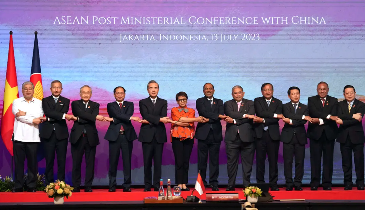 Dari kiri ke kanan, Sekretaris Luar Negeri Filipina Enrique Manalo, Menteri Luar Negeri Singapura Vivian Balakrishnan, Menteri Luar Negeri Thailand Don Pramudwinai, Menteri Luar Negeri Vietnam Bui Thanh Son, Kepala Kebijakan Luar Negeri Partai Komunis China Wang Yi, Menteri Luar Negeri Indonesia Retno Marsudi, Menteri Luar Negeri Malaysia Zambry Abdul Kadir, Menteri Urusan Luar Negeri Kedua Brunei Darussalam Erywan Yusof, Menteri Luar Negeri Kamboja Prak Sokhonn, Menteri Luar Negeri Laos Saleumxay Kommasith, Menteri Luar Negeri Timor Timur Bendito Freitas dan Sekretaris Jenderal ASEAN Kao Kim Moiln bergandengan tangan saat sesi foto pada acara ASEAN Post Ministerial Conference with China di Jakarta, Indonesia, Kamis (13/7/2023). (AP Photo/Tatan Syuflana, Pool)