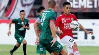Penyerang Bali United, I Made Wirahadi, ditempel ketat bek PSS, Kristian Adelmund, saat kedua tim bentrok di Stadion I Wayan Dipta, Gianyar, Selasa (23/2/2016). Laga terakhir di Bali Island Cup ini berakhir dengan skor 1-1. (Bola.com/Peksi Cahyo)