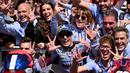 Pembalap Gresini Racing, Marc Marquez berfoto bersama dengan timnya setelah memenangkan balapan MotoGP Australia 2024 yang berlangsung di Sirkuit Phillip Island, Australia, Minggu (20/10/2024). (AFP/William West)