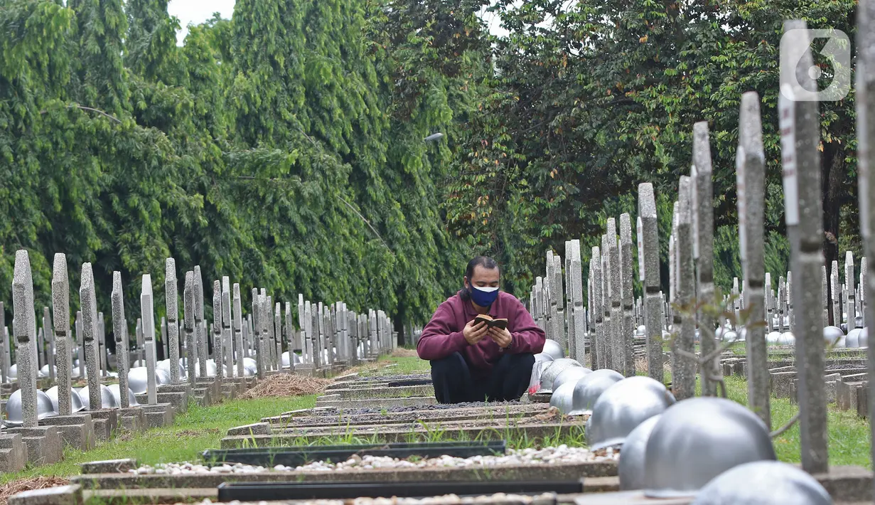 Seorang pria berdoa saat melakukan ziarah di Taman Makam Pahlawan (TMP) Kalibata, Jakarta, Rabu (10/11/2021). Ziarah tersebut dilakukan untuk mengingat jasa para pahlawan dan sebagai upaya memperingati Hari Pahlawan yang diperingati setiap tanggal 10 November. (Liputan6.com/Herman Zakharia)