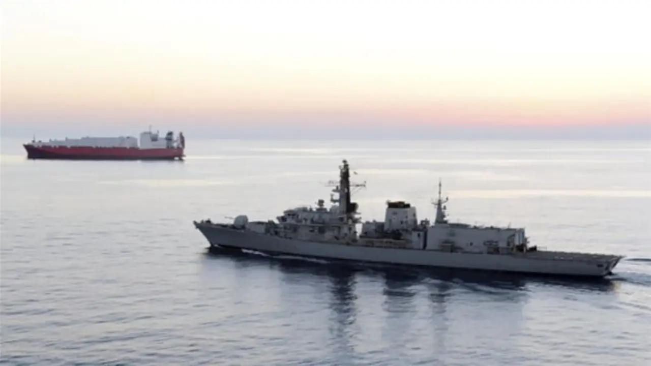 Kapal perang Inggris, HMS Montrose, mengawal pelayaran kapal dagang berbendera negaranya di Teluk Persia (AP Photo)