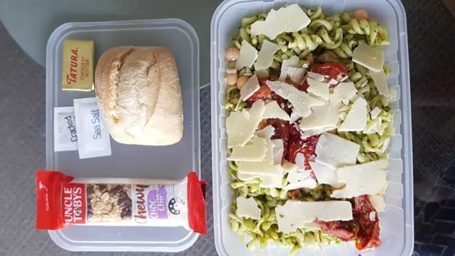 Makanan disajikan dan dikirim langsung ke kamar hotel tiga kali sehari untuk Rika dan Thomas. (Koleksi pribadi)