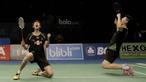 Pasangan China, Li Junhui/Liu Yuchen, melakukan selebrasi usai memastikan juara Indonesia Open 2017 di JCC, Minggu (18/6/2017). Li Junhui/Liu Yuchen berhasil mengalahkan pasangan Denmark, Mathias Boe/Carsten Morgensen. (Bola.com/M Iqbal Ichsan)