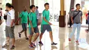 Pemain Timnas Indonesia berjalan usai melakukan latihan ringan di Hotel Aston Lake Sentul, Bogor, Rabu (14/12). Indonesia akan menjamu Thailand di laga pertama final Piala AFF 2016 di Stadion Pakansari, Bogor. (Liputan6.com/Helmi Fithriansyah)