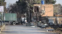 Serangan terjadi sehari setelah militer Pakistan mengumumkan bahwa pihaknya telah menewaskan 41 pemberontak dalam dua operasi terpisah di Balochistan. Tampak dalam foto, personel keamanan berdiri di lokasi ledakan di Quetta pada 1 Februari 2026, sehari setelah serangan oleh separatis Baloch. (Banaras KHAN/AFP)