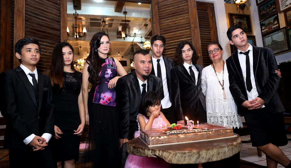 Ibunda Ahmad Dhani turut hadir dalam momen kebahagiaan cucu nya.  ( Andy Masela/Bintang.com)