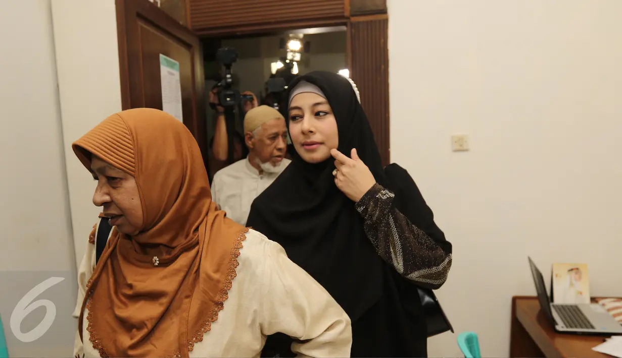 Istri Ustaz Ahmad Alhabsyi, Putri Aisah Aminah memasuki ruang mediasi Pengadilan Agama Jakarta Timur, Senin (27/3). Sidang mediasi akhir itu tak dihadiri oleh Ustaz Alhabsyi lantaran memiliki jadwal berdakwah di luar kota. (Liputan6.com/Herman Zakahria)