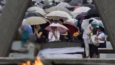Puluhan ribu warga Jepang memperingati 69 tahun tragedi bom Hiroshima di Peace Memorial Park, Rabu (6/8/14). (REUTERS/Kyodo)