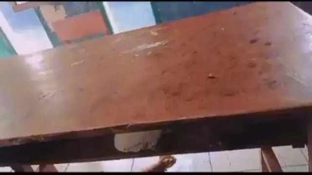 Diduga Lelah, Bocah SD Ini Tertidur di Dalam Laci Meja Sekolah