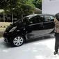 CEO Mitsubishi Motors Osamu Masuko foto bersama Menperin Airlangga Hartarto saat penyerahan 10 mobil listrik kepada pemerintah di Jakarta, Senin (26/2). Hibah tersebut untuk mendorong penggunaan kendaraan ramah lingkungan. (Liputan6.com/JohanTallo)