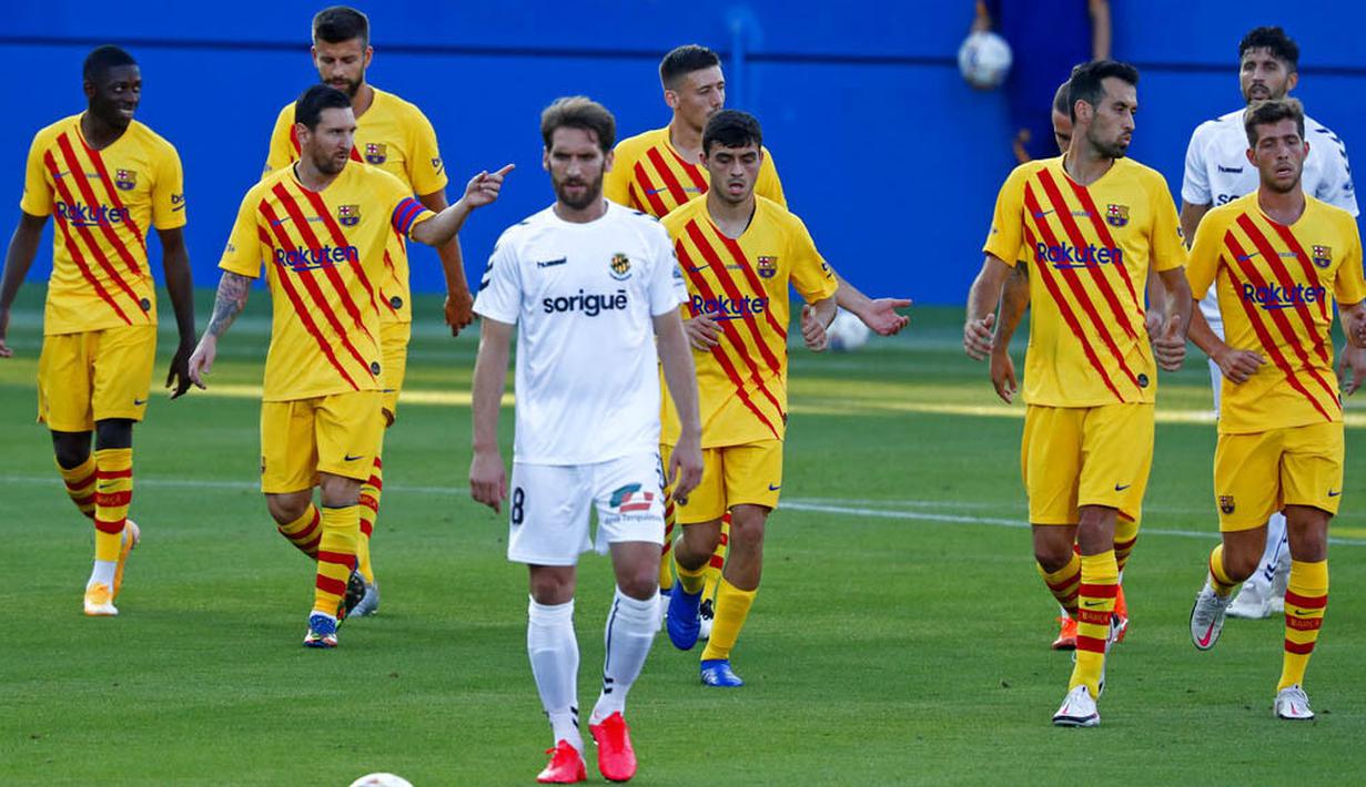 Pemain Barcelona berdiskusi saat melawan Gimnastic pada laga uji coba di Johan Cruyff Stadium, Minggu (13/9/2020). Barcelona menang dengan skor 3-1. (AP/Joan Monfort)