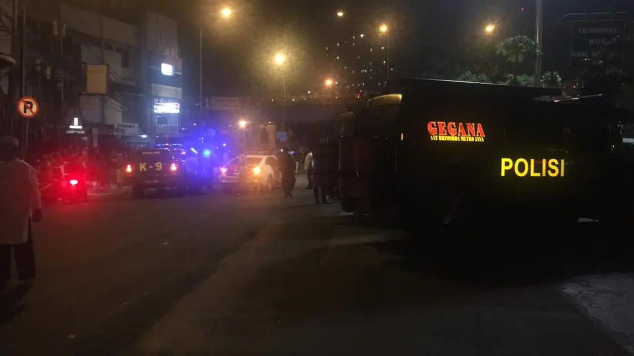 Tim Gegana cek ledakan di sekitar Teminal Kampung Melayu Jakarta Timur. 
