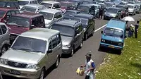 Ratusan kendaraan terjebak macet saat menuju kawasan puncak di pertigaan Gadog, Bogor, Jabar, Selasa (22/9). (Antara)