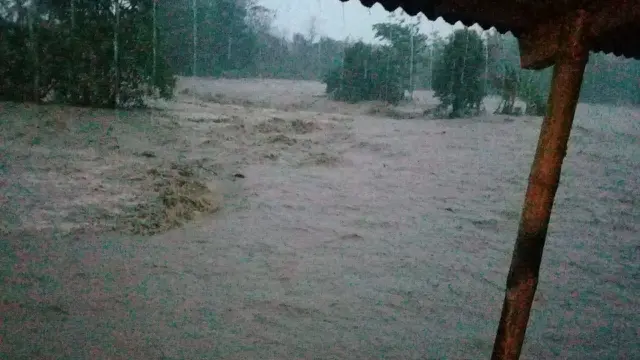 Hujan dengan intensitas tinggi menyebabkan beberapa sungai di wilayah selatan Garut, Jawa Barat meluap hingga menggenangi ratusan pemukiman warga di tiga kecamatan.