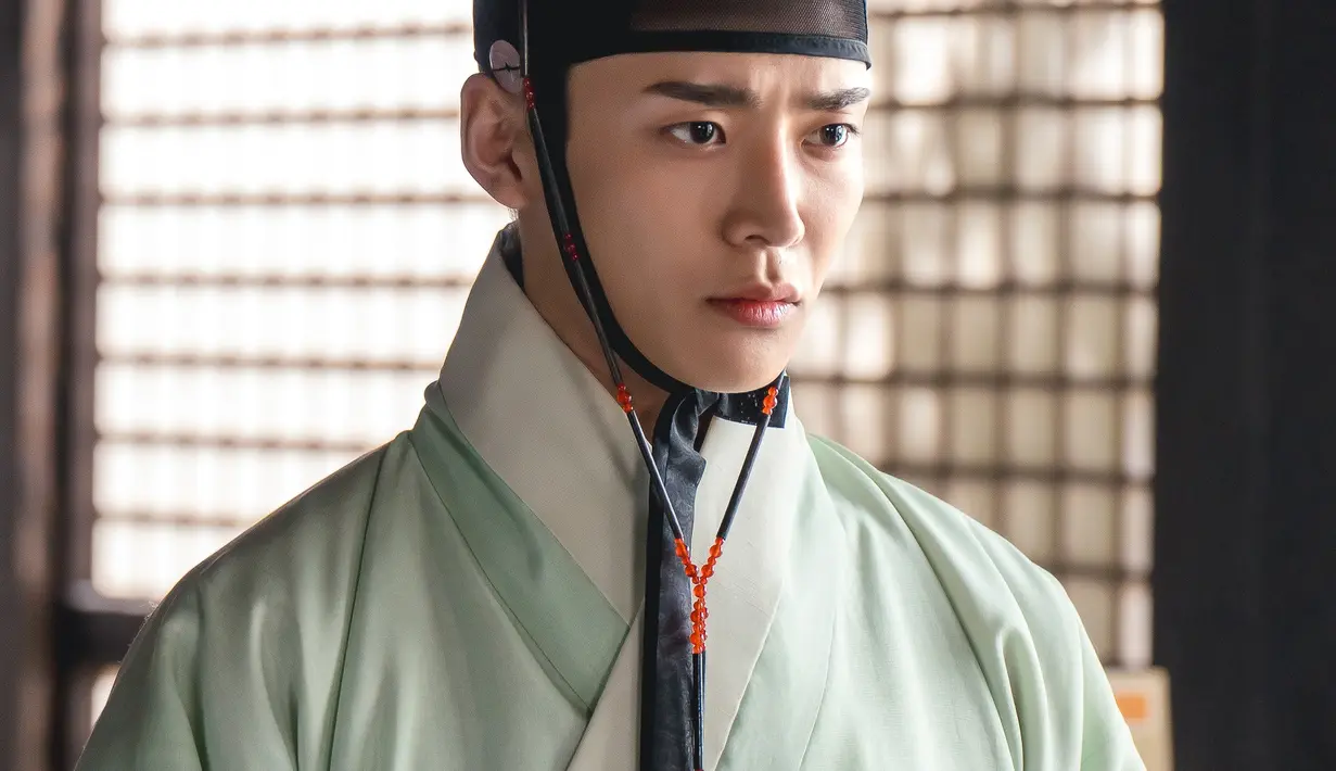 Rowoon juga menggambarkan karakter Shim Jung Woo sebagai orang yang dianggap kasar oleh orang-orang karena kejujurannya. (Foto: Instagram/ KBS2)