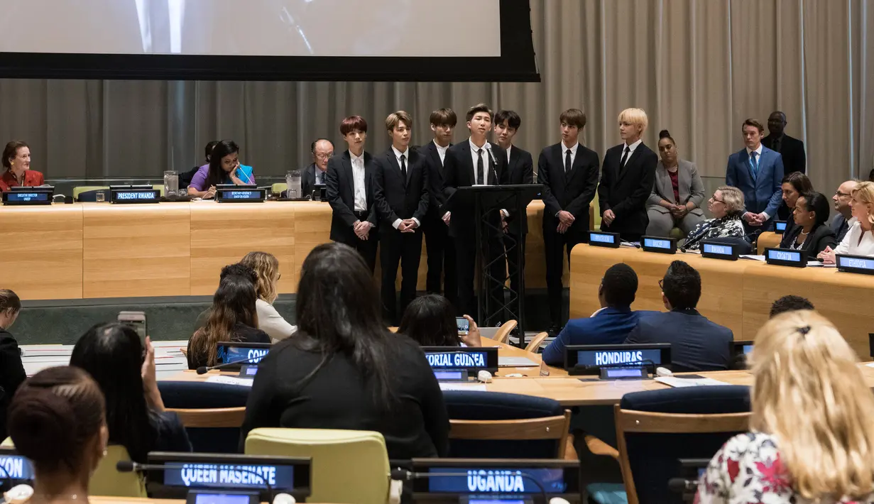 Boyband Korea Selatan, Bangtan Sonyeondan (BTS) berbicara dalam Sidang Umum Perserikatan Bangsa-Bangsa (PBB) di New York, Senin (24/9). Sidang tersebut dilaksanakan dalam rangka kemitraan baru UNICEF, ‘Generation Unlimited’. (AFP/Mark GARTEN)