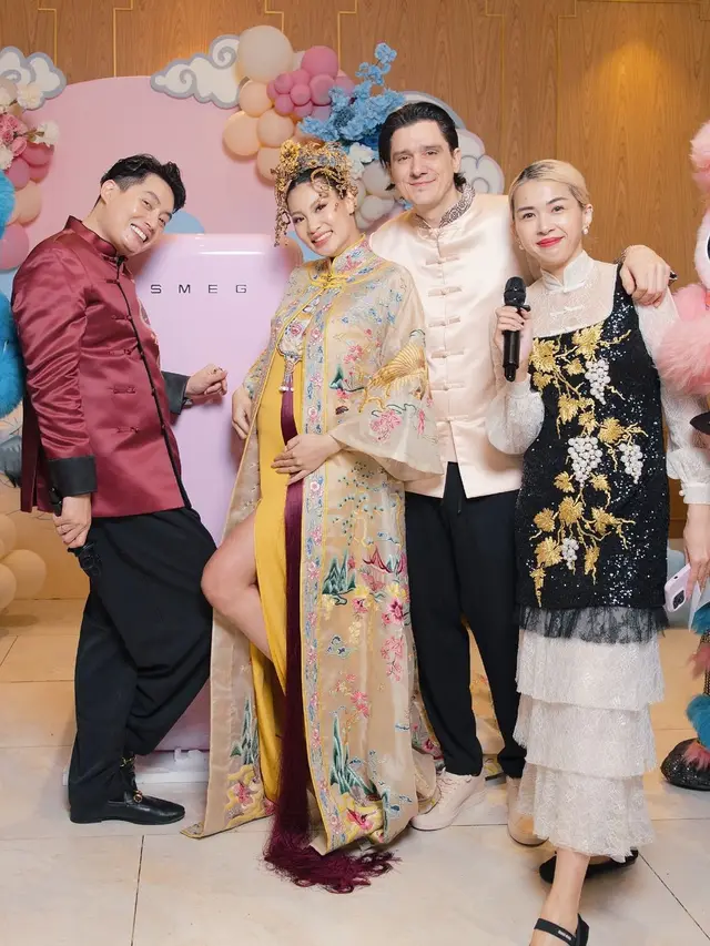 Pesona Bumil Glowing Patricia Gouw Kenakan Cheongsam Mewah dan Makeup Soft Pink Saat Gender Reveal Anak Pertama