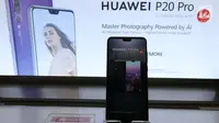 Ponsel Huawei P20 Pro terlihat saat peluncuran di Jakarta, Kamis (28/6). Huawei P20 Pro resmi dipasarkan dan dibanderol seharga Rp 11.999.000 di Indonesia. (Liputan6.com/Angga Yuniar)