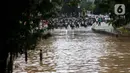 Kondisi banjir yang menggenangi sebagian ruas Jalan Warung Buncit Raya, Jakarta, Sabtu (20/2/2021). Hujan yang mengguyur Jakarta sejak Jumat (19/2) membuat arus lalu lintas sejumlah jalan di Jakarta lumpuh akibat terendam banjir. (Liputan6.com/Helmi Fithriansyah)
