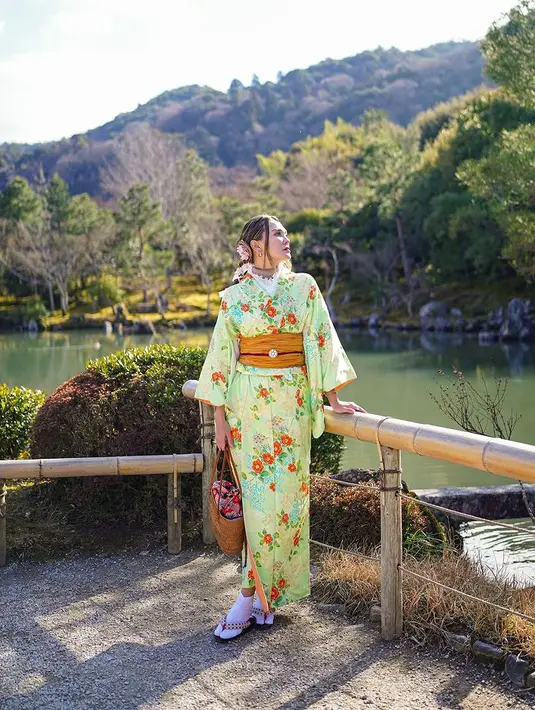 Hal tersebut disampaikan Luna dalam caption fotonya "Shinrin-yoku". Istilah tersebut diartikan sebagai "mandi hutan" atau menyerap atmosfer hutan yang dilakukan dengan cara menghabiskan waktu di alam. [Foto: Instagram/lunamaya]