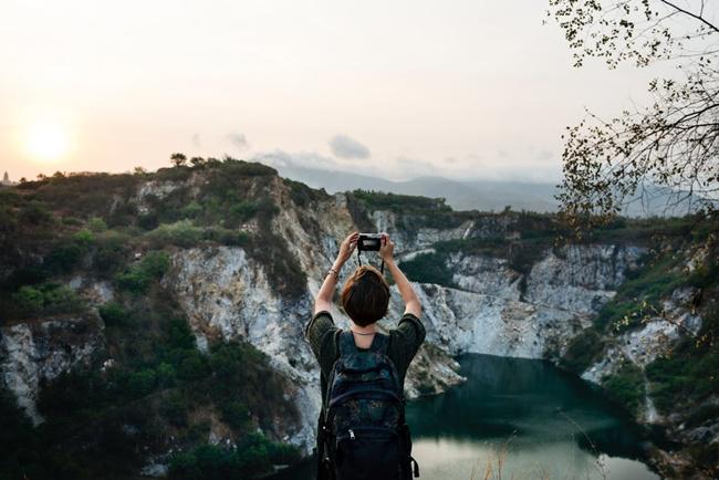 Jalan-jalan menikmati alam akan sukses membuang rasa jenuh dan penat kamu selama bekerja/copyright pexels.com