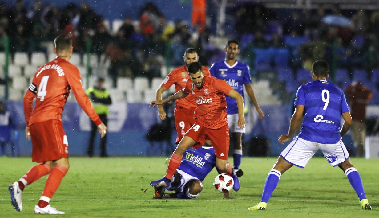 Gelandang Real Madrid, Dani Ceballos, berusaha melewati pemain UD Melilla pada laga Copa del Rey di Stadion Alvarez Claro, Melilla, Rabu (31/10/2018). Real Madrid menang 4-0 atas UD Melilla. (AP/Javier Gandul)