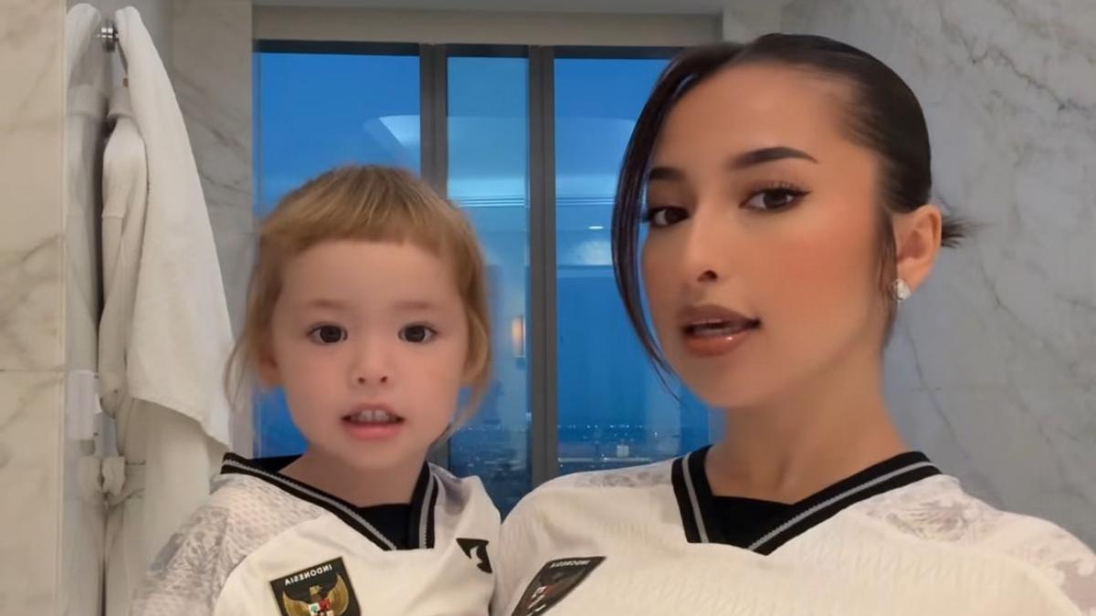 6 Potret Jennifer Copper Ajak Kamari Menyaksikan Pertandingan Justin Hubner, Kompak Kenakan Jersey Putih