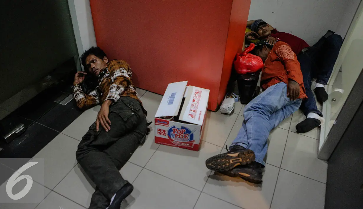 Sejumlah warga negara Myanmar beristirahat di Bareskrim Mabes Polri, Jakarta, Rabu (5/8/2015). Sebanyak 45 warga negara Myanmar dievakuasi dari hotel fiducia yang diduga menjadi korban perdagangan orang di Ambon. (Liputan6.com/Faizal Fanani)