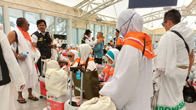 Kedatangan kloter perdana jemaah haji kuota tambahan di Bandara Madinah. Mereka akan diinapkan semalam di Madinah sebelum diberangkatkan lagi ke Makkah untuk ibadah umrah dan haji. (FOTO: MCH PPIH ARAB SAUDI 2023)