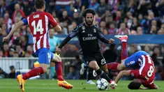  Gelandang Real Madrid, Isco berusaha melewati dua pemain Atletico Madrid di leg kedua semifinal Liga Champions di Stadion Vicente Calderon, Spanyol (10/5). Real Madrid melaju ke final usai menang dengan aggregat 4-2. (AFP Photo/Cesar Manso)