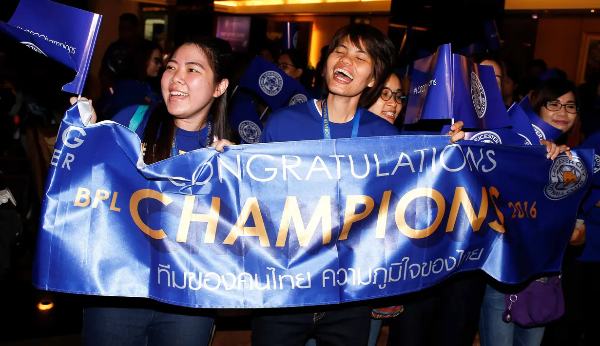 Fans Leicester City menyambut para pemain dengan spanduk Champions saat tiba di Bandara International Suvarnabhumi, Bangkok, Thailand, (18/5/2016). (Reuters/Athit Perawongmetha)