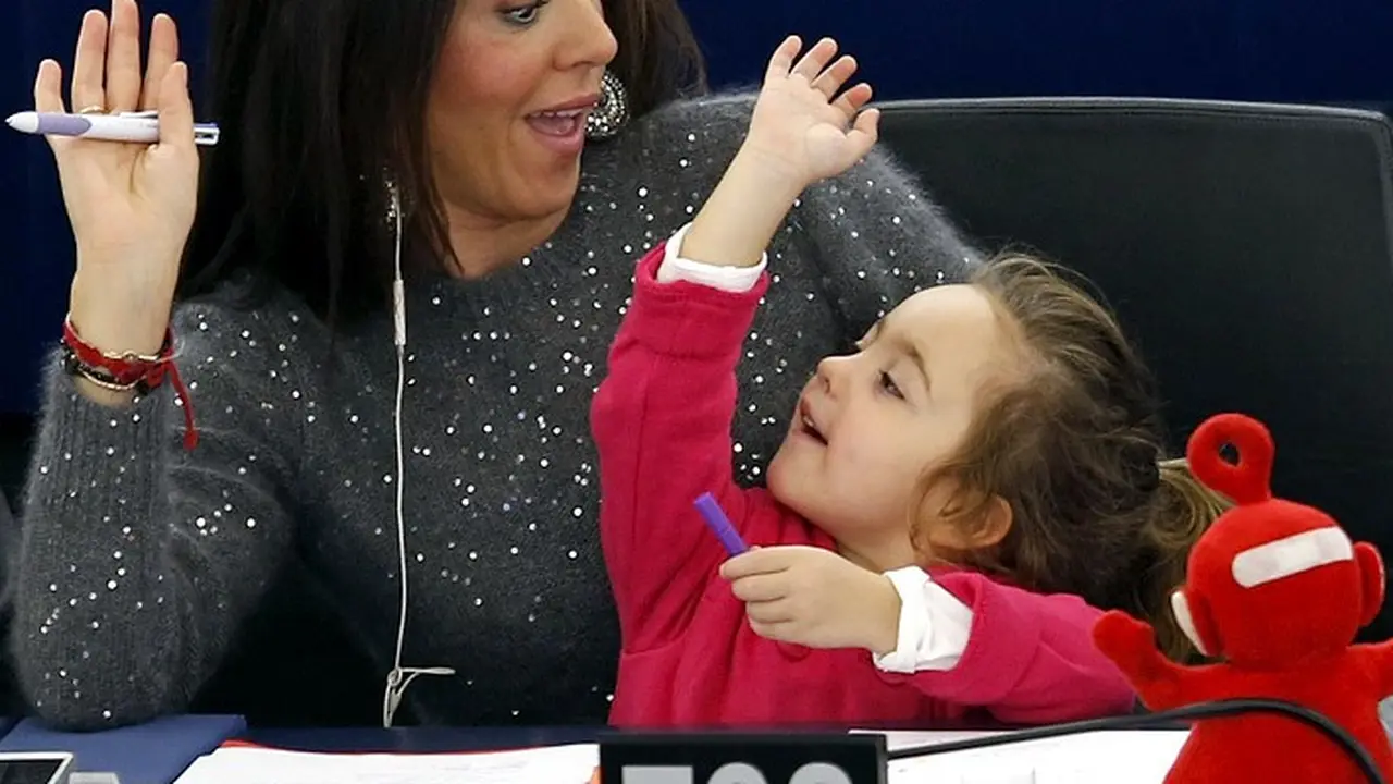 Demi penuhi ASI untuk buah hatinya, politisi MEP asal Italia, Licia Ronzulli membawa putrinya ke sidang parlemen.
