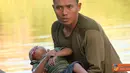 Citizen6, Surabaya: Kedua anak yang tenggelam di Sungai Berantas bernama Moh Azurah Firdaus dan Moh Jibran Firdaus. Sekitar pukul 16.15 WiB, Tim Sar Yontaifib-1 Mar menemukan salah satu korban atas nama Moh Azurah Firdaus. (Pengirim: Budi Abdillah).