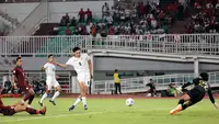 Momen penyerang Timnas Indonesia, Mitchell Baker, mencetak gol keduanya ke gawang Kamboja pada laga Grup A Piala AFF 2026 di Stadion Pakansari, Bogor, Senin (27/7/2026) malam. Gol pada menit ke-15 tersebut tercipta setelah Baker menuntaskan umpan diagonal Eliano Reijnders dari sisi kanan untuk membawa Skuad Garuda unggul 2-0. (Kapanlagi.com/Budy Santoso)