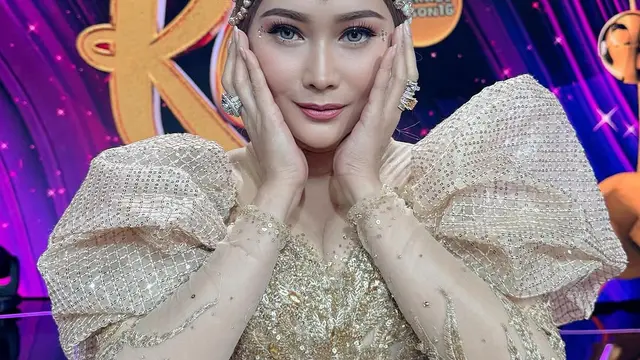 5 Gaya Makeup dan Fashion Cetar Inul Daratista di Atas Panggung, Bikin Salfok