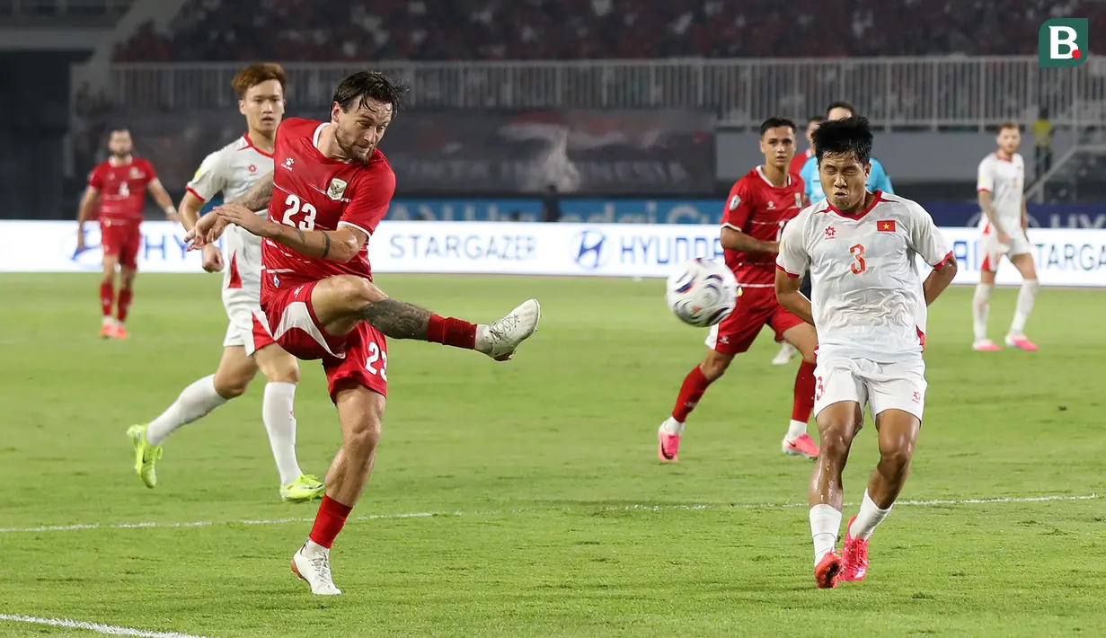 Gelandang Timnas Indonesia, Marc Klok (23), melepaskan umpan ke area pertahanan Vietnam yang dikawal Nguyen Van Vi (3) pada laga ketiga Grup A Piala AFF 2026 di Stadion Pakansari, Bogor, Senin (3/8/2026) malam WIB. Marc Klok berupaya mengatur ritme permainan Garuda, namun Indonesia harus mengakui keunggulan Vietnam dengan skor 0-3. (Kapanlagi.com/Budy Santoso)