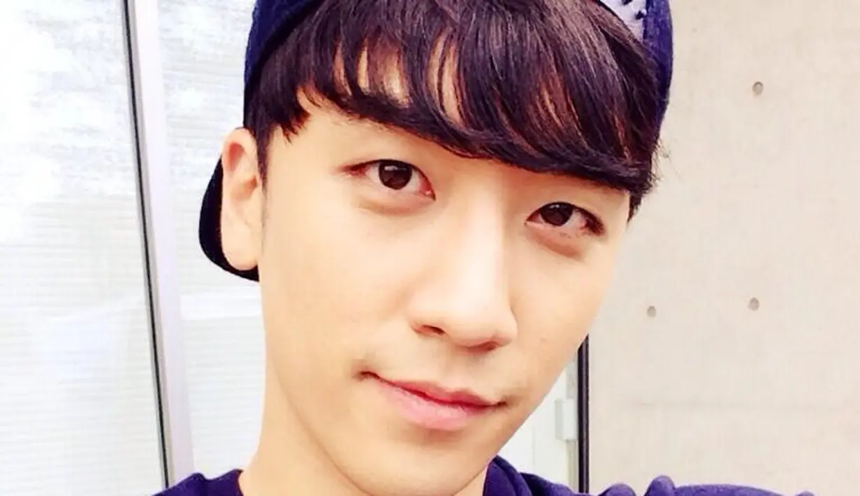 Seungri bersama sang ayah dan karyawan restorannya mengirimkan briket batu bara pada keluarga yang membutuhkan. (foto: koreaboo.com)