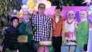 Begini momen pesta ulang tahun Susanti Arifin yang dirayakan bersama dengan keluarga. Terlihat Irish Bella bersama dengan adiknya turut memeriahkan acara ulang tahun ibundanya tersebut. Sesuai dengan tema back to 80's, penampilan Irish pun tampul mencuri perhatian. (Liputan6.com/IG/@_irishbella_)